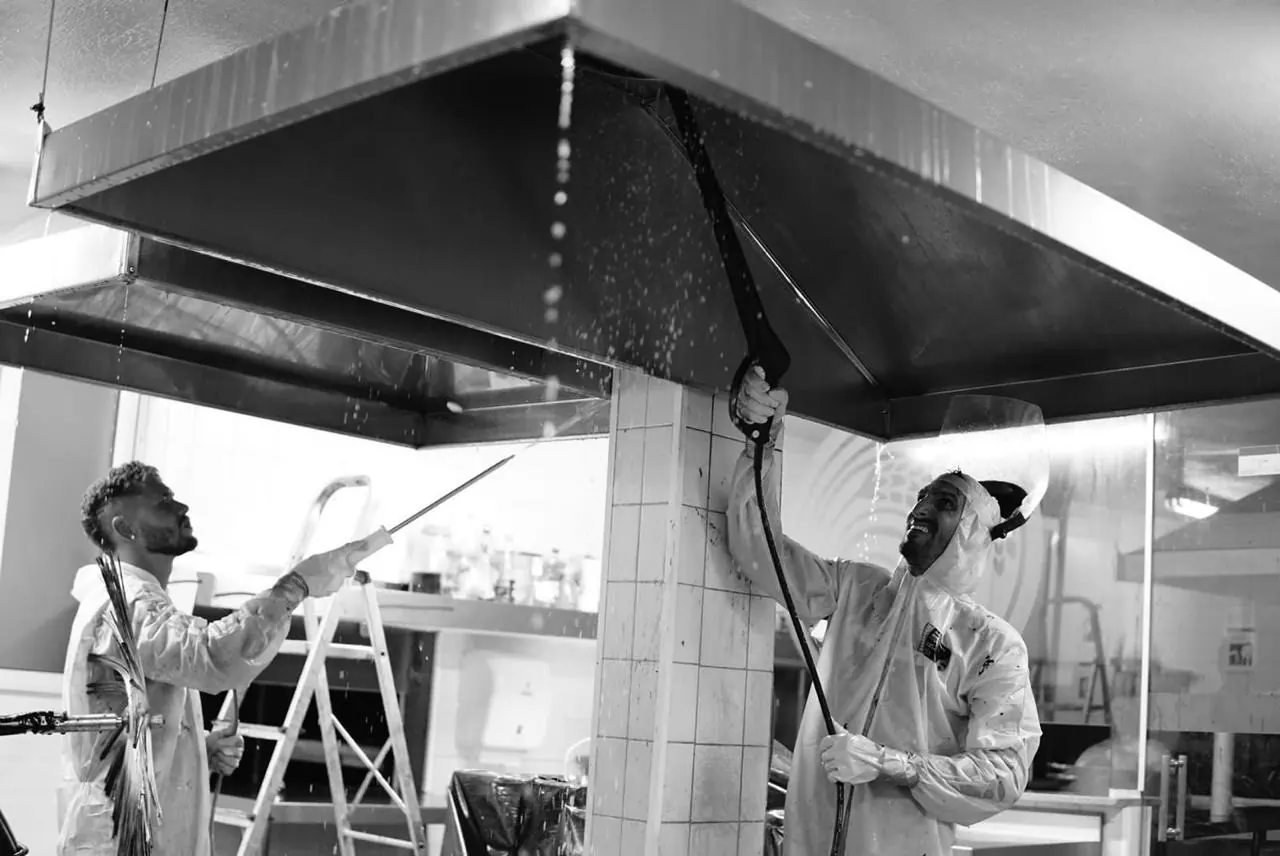 Equipe técnica trabalhando em conjunto