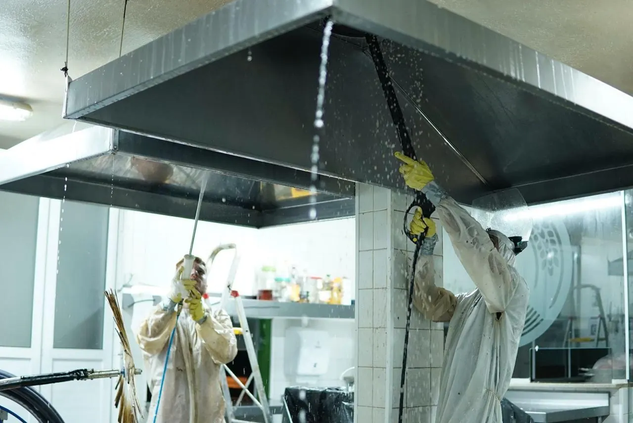 Limpeza profissional de coifa em execução